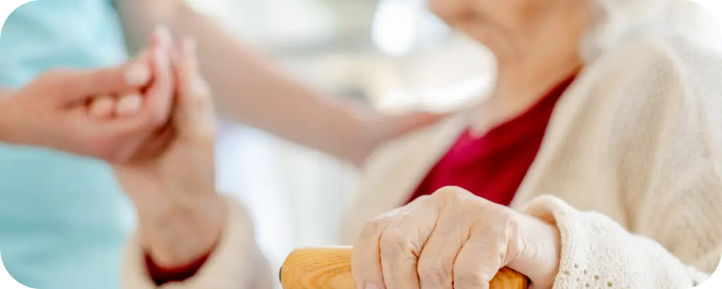 Travailleur social aidant une personne âgée, illustration de l’association Le Connetable à Dinan