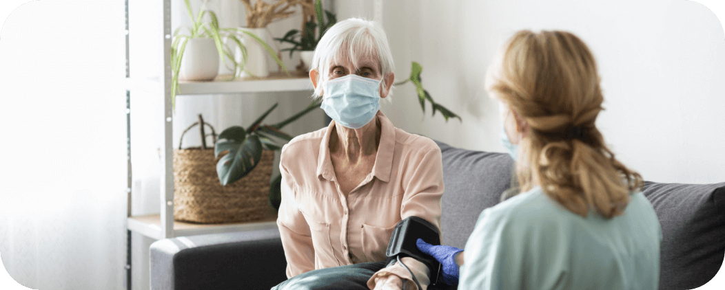 Travailleur social aidant une personne en besoin de soin, illustration de l’association Le Connetable à Dinan