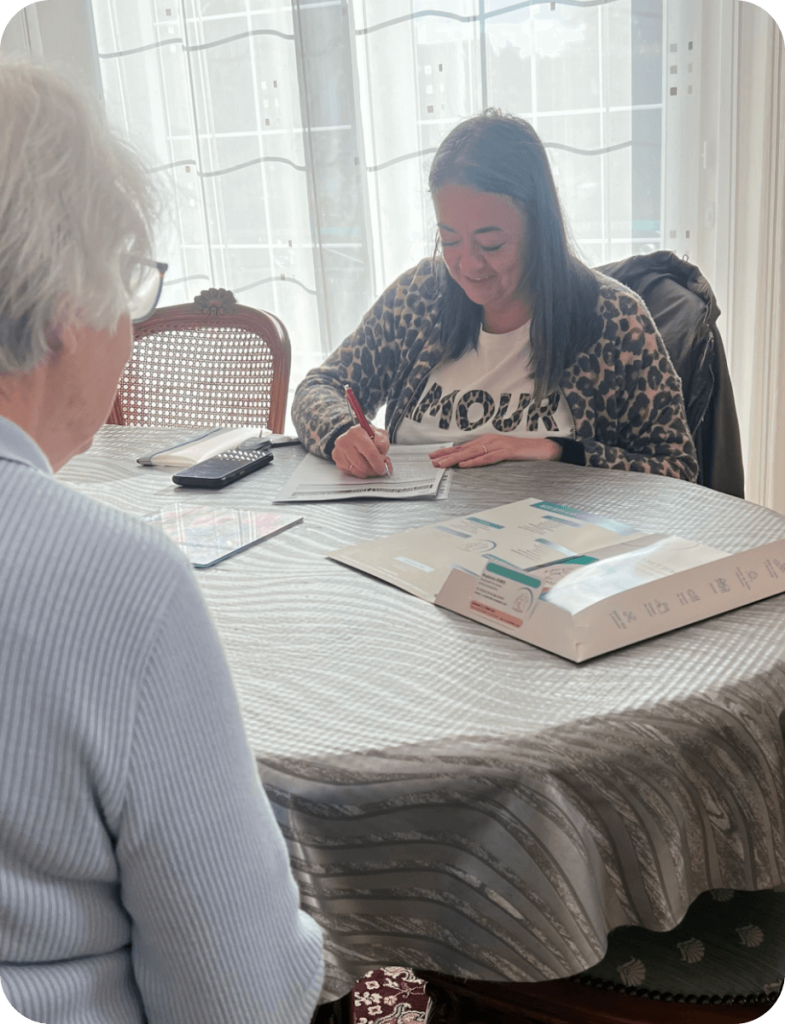 Visite à domicile pour une personne âgée avec un responsable de secteur, illustration de l’association Le Connetable à Dinan